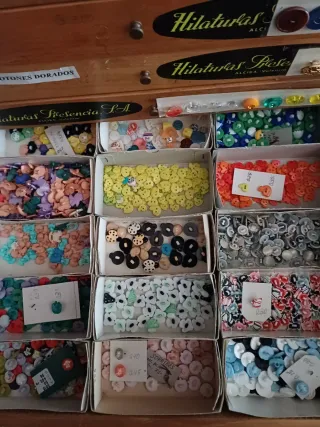 Mueble de madera con cajones y botones