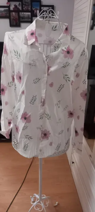 Blusa floral rosa y blanca