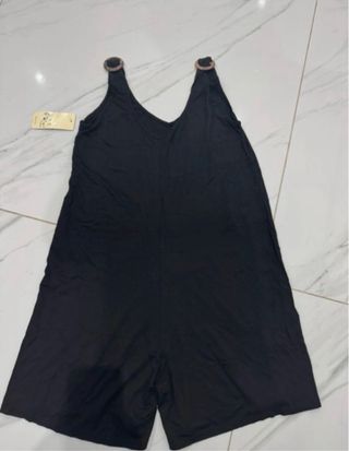 Mono corto negro mujer