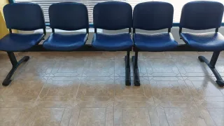 Dos lavacabezas y sillones de espera.