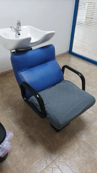 Dos lavacabezas y sillones de espera.