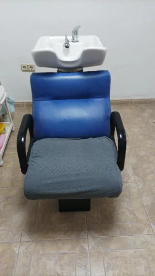 Dos lavacabezas y sillones de espera.