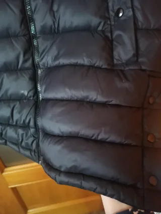 Chaqueta negra acolchada ligera de Zara.