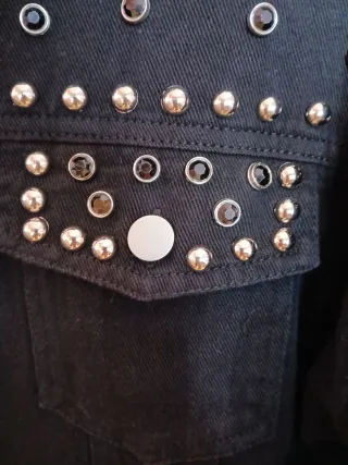 Chaqueta negra tachuelas