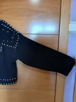Chaqueta negra tachuelas