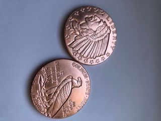 Moneda de cobre con diseño de indio