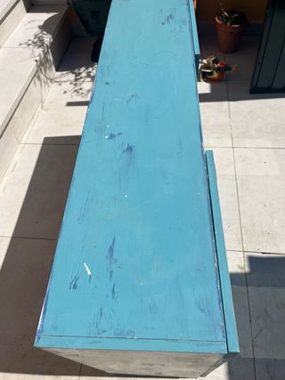 Mueble azul estilo vintage con puertas de cristal