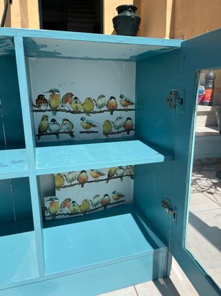 Mueble azul estilo vintage con puertas de cristal