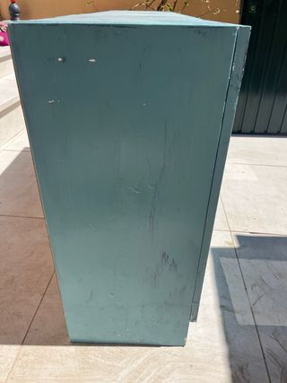 Mueble azul estilo vintage con puertas de cristal