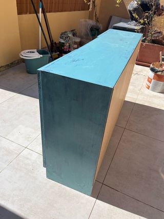 Mueble azul estilo vintage con puertas de cristal