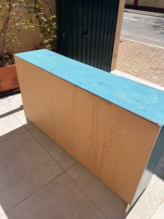 Mueble azul estilo vintage con puertas de cristal