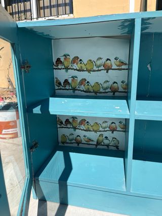 Mueble azul estilo vintage con puertas de cristal