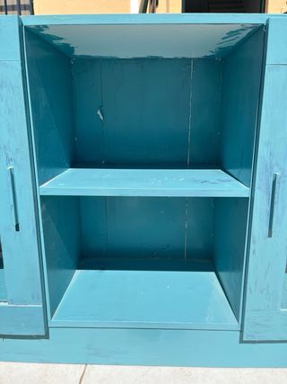Mueble azul estilo vintage con puertas de cristal