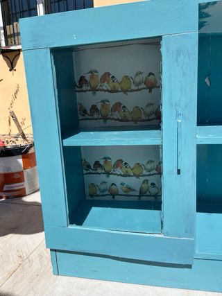 Mueble azul estilo vintage con puertas de cristal