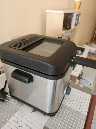 Freidora QUIGG. sevende por no darle uso