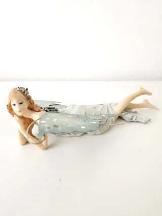 Statuetta fatina sdraiata con ali lunghezza 16 cm