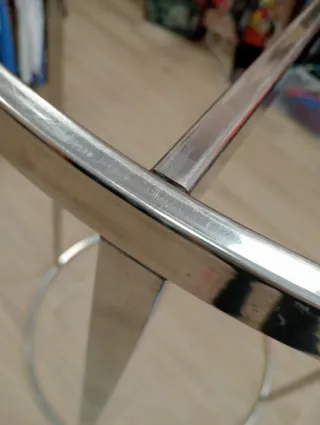 Perchero redondo de metal plateado