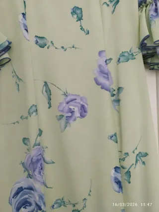 Traje de flamenca verde con flores malvas