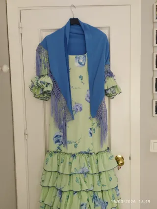 Traje de flamenca verde con flores malvas