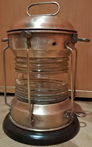Farol de barco antiguo de cobre