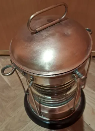 Farol de barco antiguo de cobre