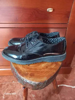 Zapatos derby de mujer acharolados N39