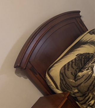 Cabecero de madera oscuro