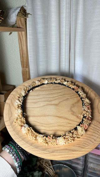 Tiara corona de flores preservadas rosa beige