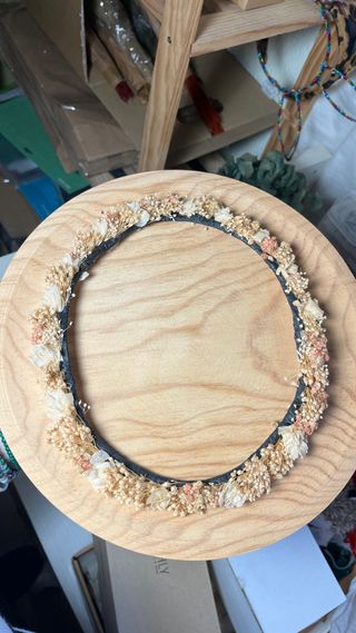 Tiara corona de flores preservadas rosa beige