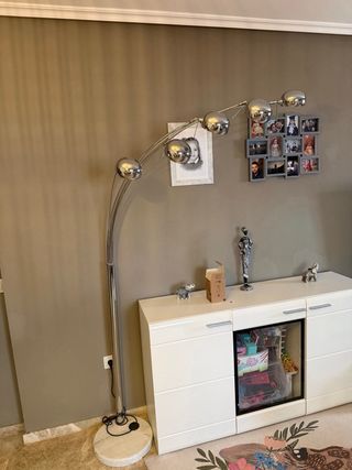 Mueble de salón blanco y cristal