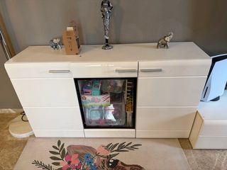 Mueble de salón blanco y cristal