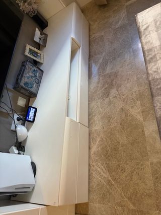 Mueble de salón blanco y cristal