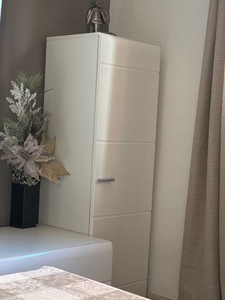 Mueble de salón blanco y cristal