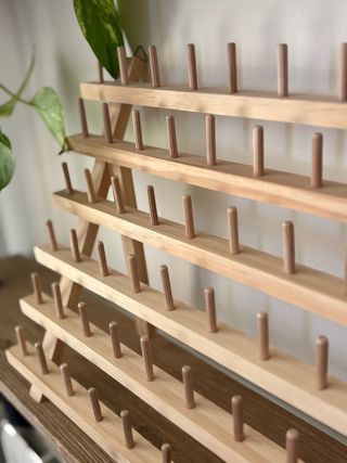 Organizador de hilos de madera