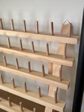 Organizador de hilos de madera