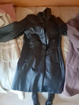 Vendo los tres abrigos y chaqueta piel. tela.cuero