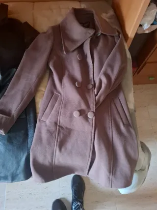 Vendo los tres abrigos y chaqueta piel. tela.cuero