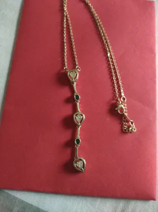 Collana in acciaio dorato con pendenti