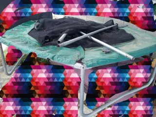 Cama elástica desmontada