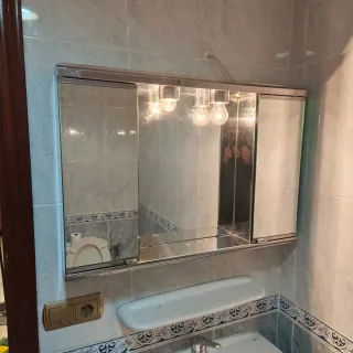 Espejo con luz y mueble auxiliar