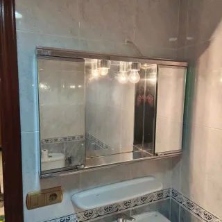 Espejo con luz y mueble auxiliar