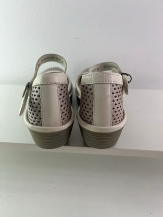 Zapatos cuña Fly London blancos y grises