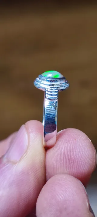 Anillo de plata y ópalo.