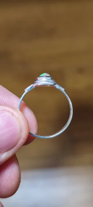 Anillo de plata y ópalo.