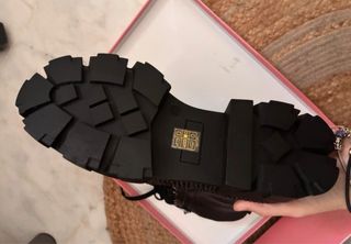 Botines negros con plataforma y pedrería