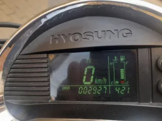 Hyosung Aguila 650 Negra con Maletas