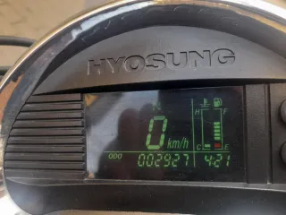 Hyosung Aguila 650 Negra con Maletas