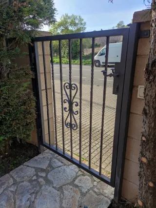 Puerta jardín corredera y entrada