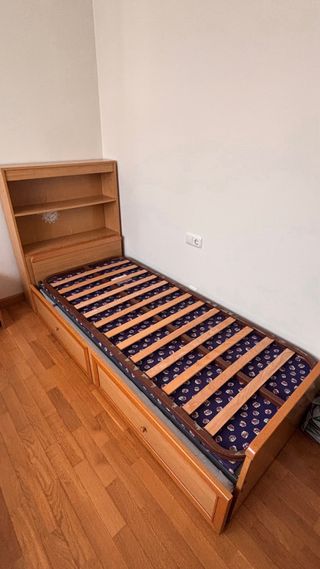 Cama nido con estantería de madera