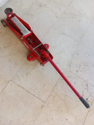 Gato hidráulico coche rojo